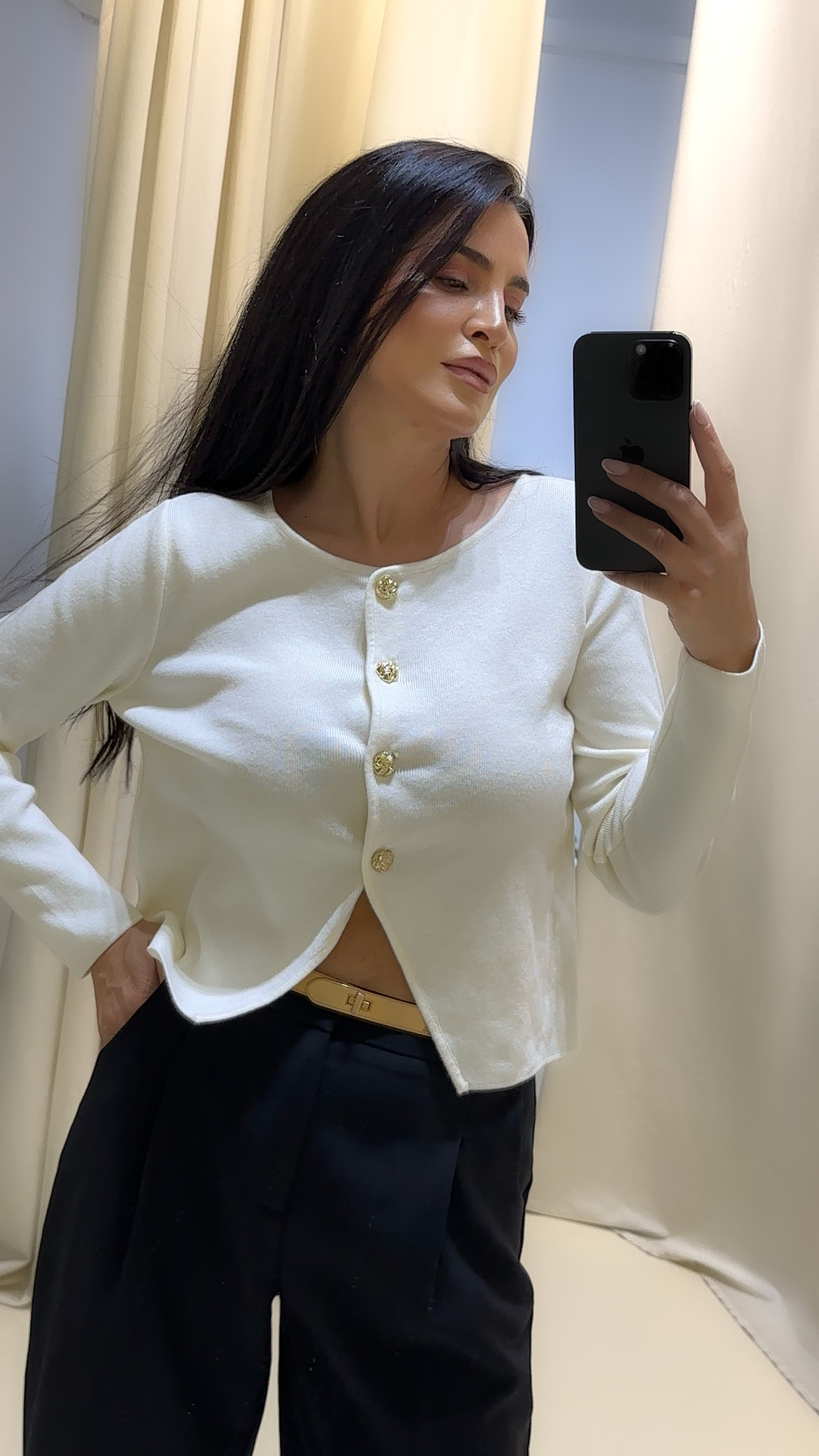 Γυναικεία ζακέτα εκρού με χρυσά κουμπιά