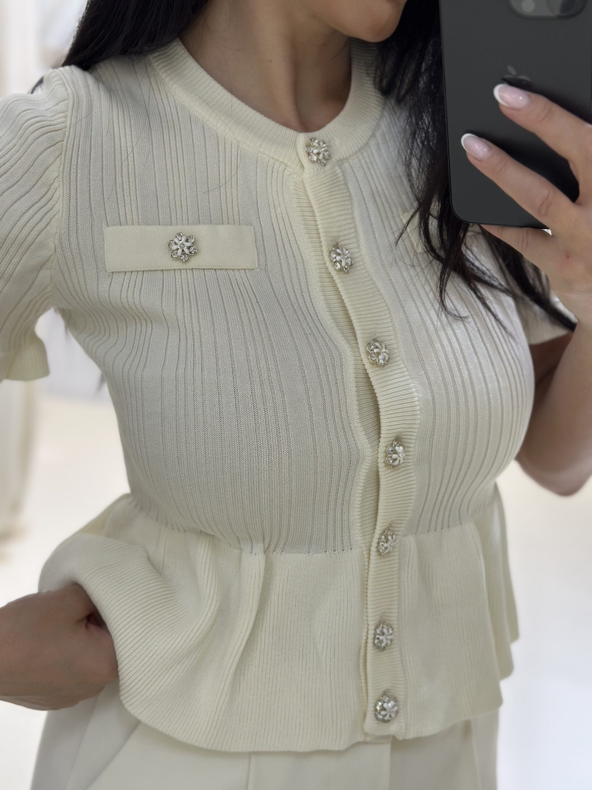 Γυναικεία Πλεκτή Κοντομάνικη Μπλούζα Κρεμ με Κουμπιά