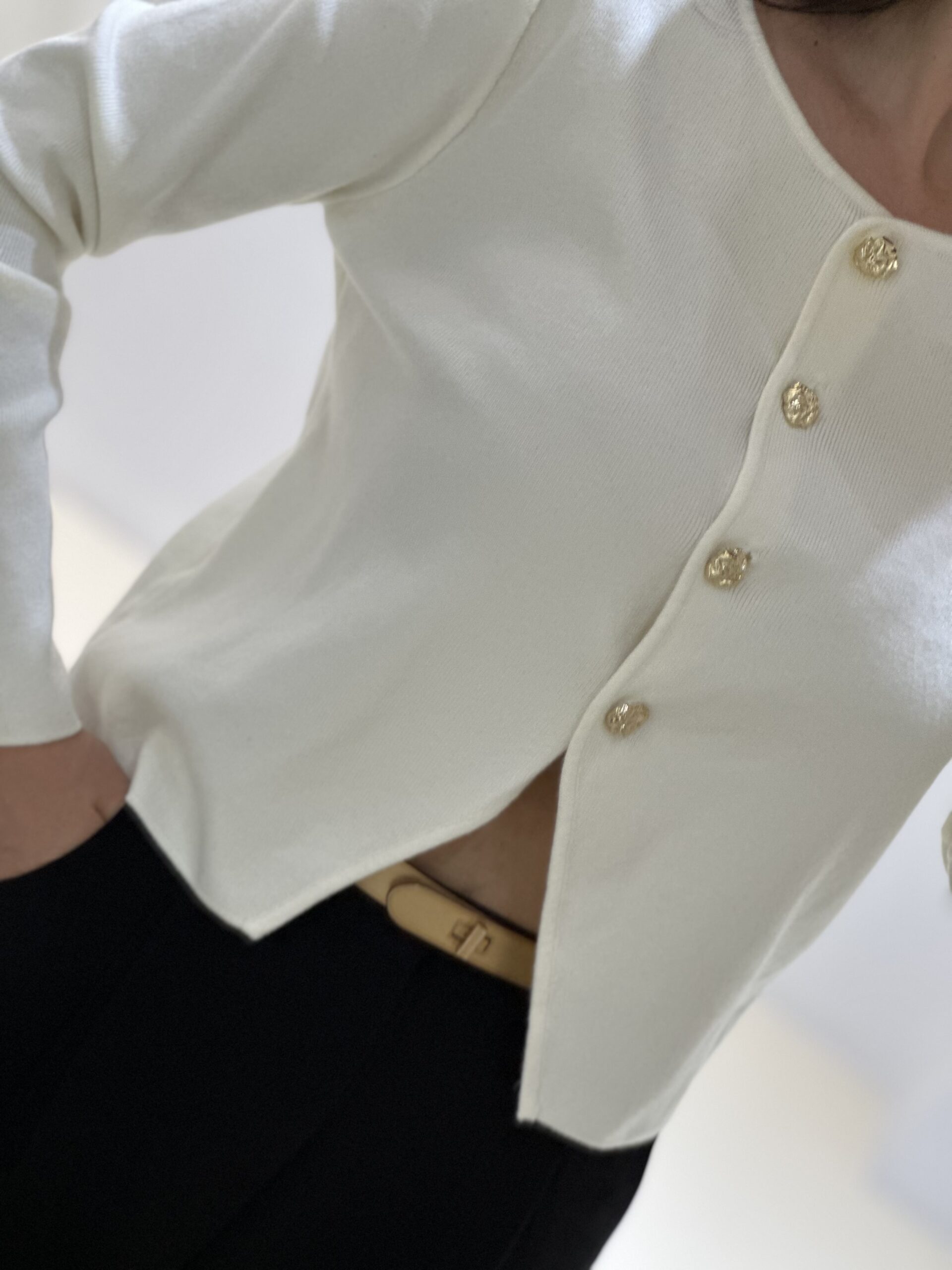 Γυναικεία ζακέτα εκρού με χρυσά κουμπιά - Image 2