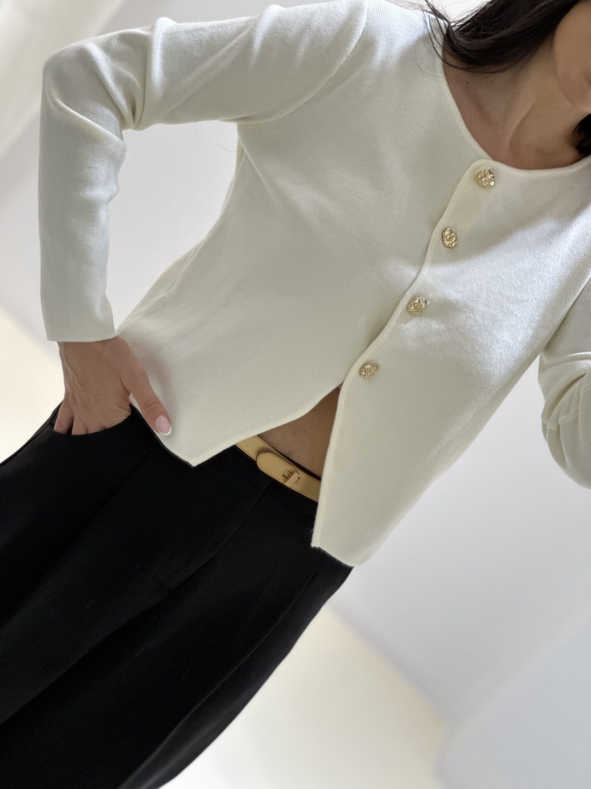 Γυναικεία ζακέτα εκρού με χρυσά κουμπιά - Image 4