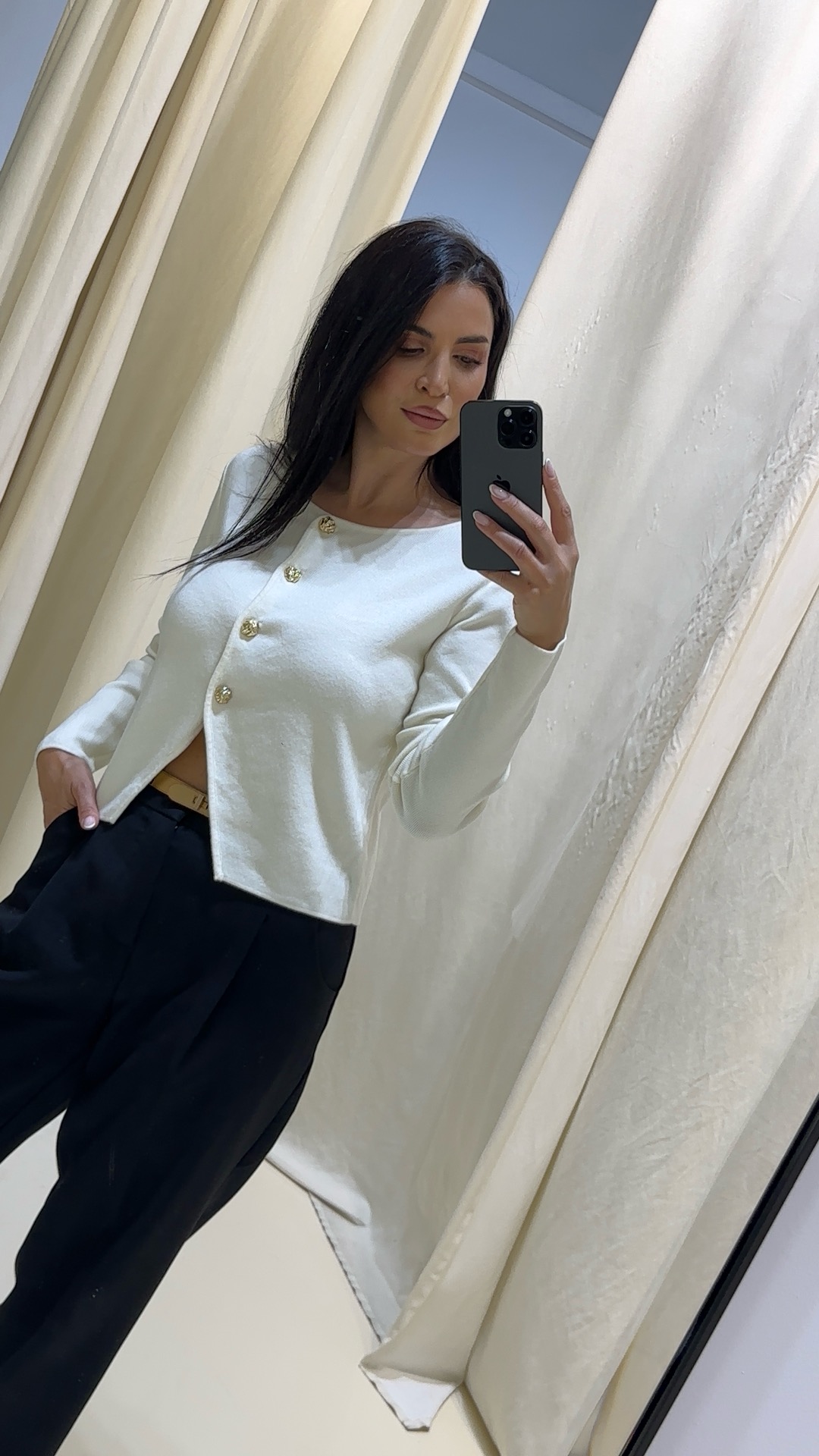 Γυναικεία ζακέτα εκρού με χρυσά κουμπιά - Image 3