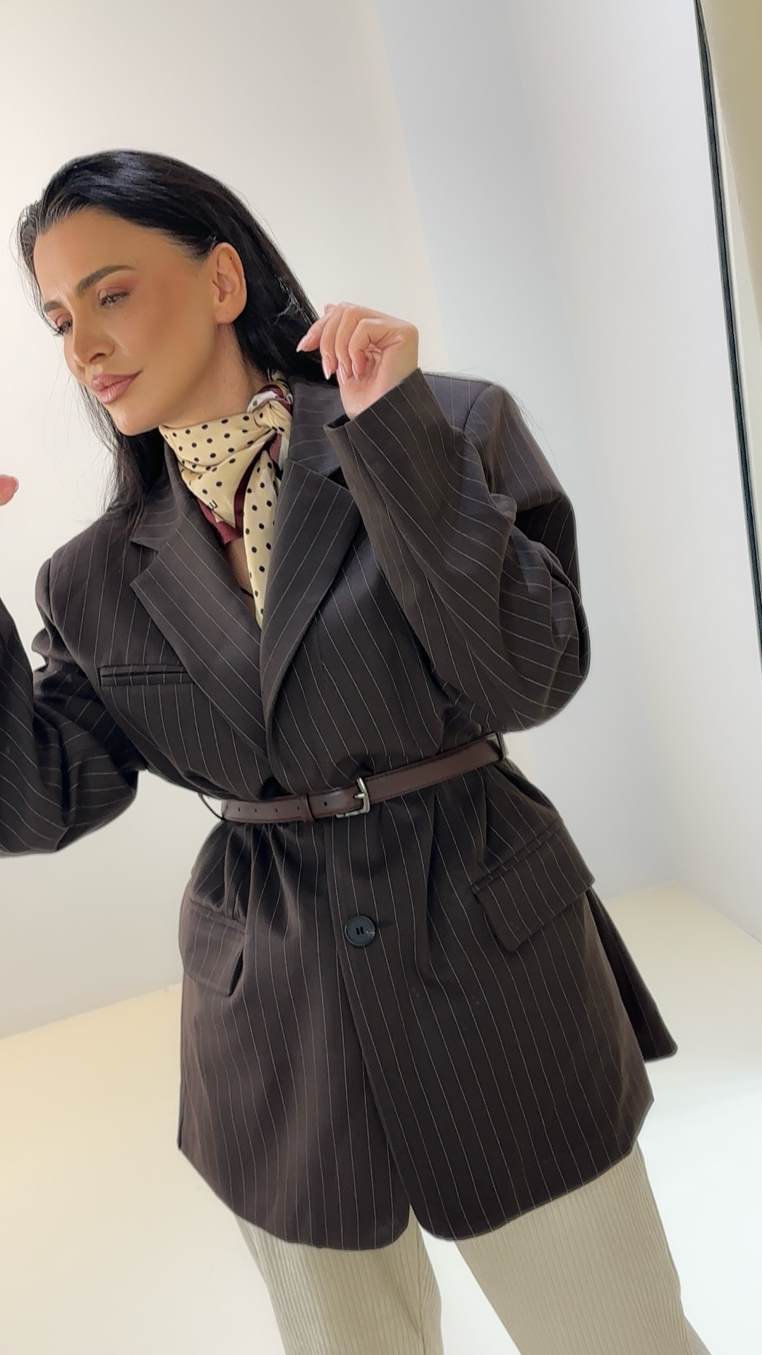 Γυναικείο Oversized Καφέ Κοστούμι με Ρίγες και Ζώνη LUMINA - Image 6