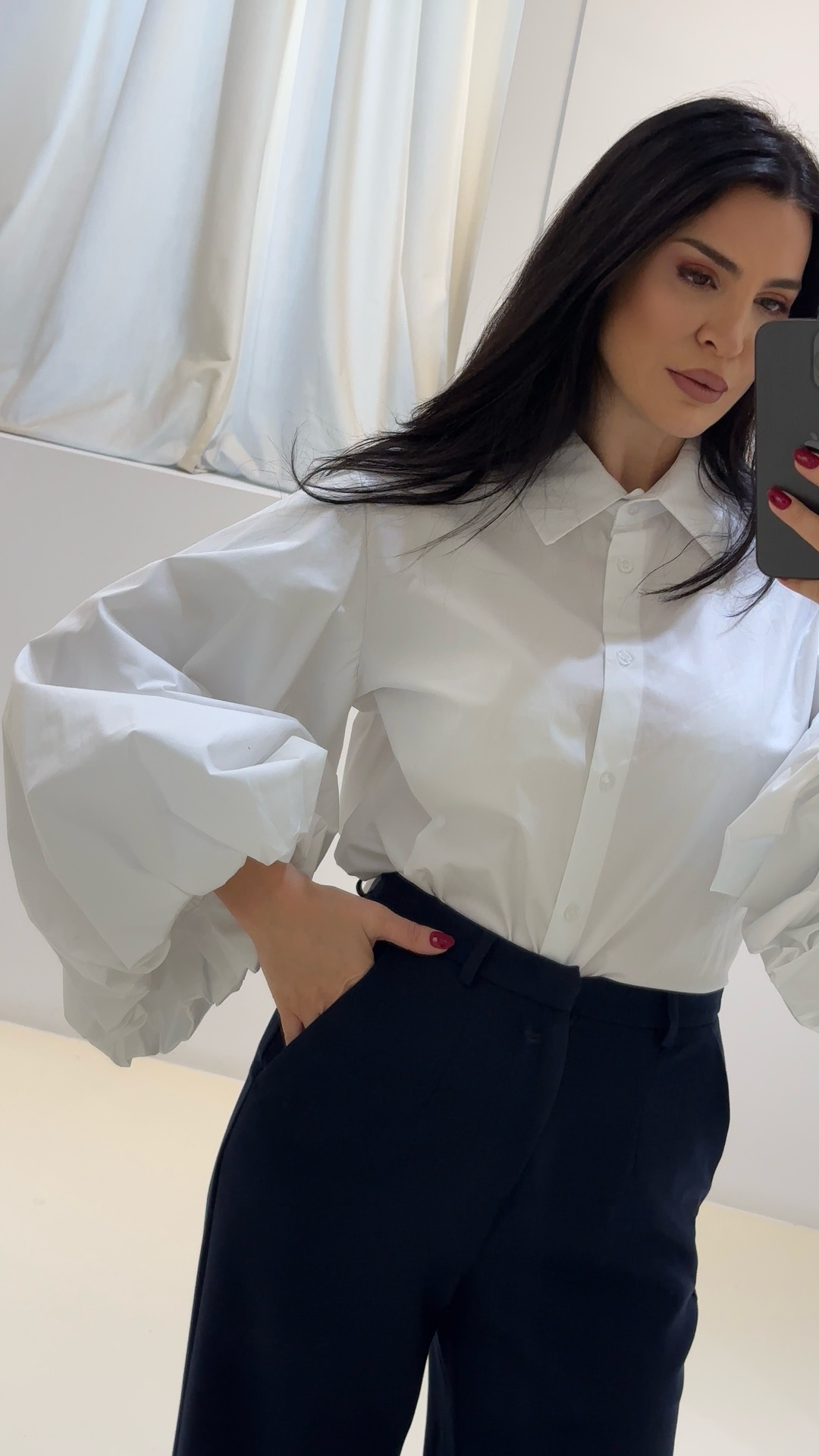 Λευκό Πουκάμισο με Εντυπωσιακά Μανίκια